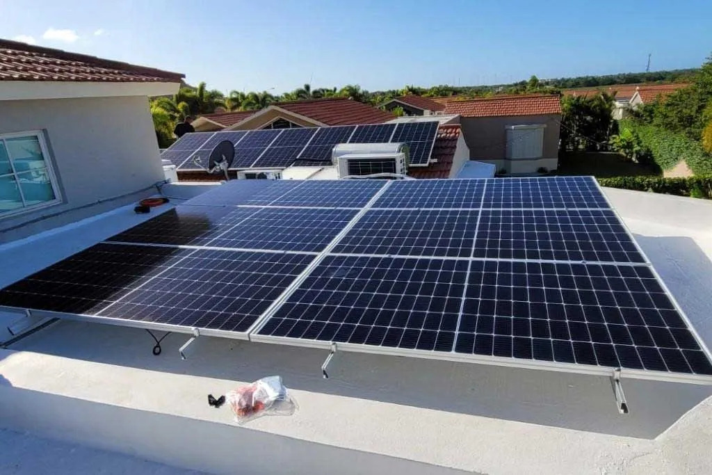 ¿Cuánto cuesta instalar paneles solares en casa? La guía que necesitas (con precios 2025)