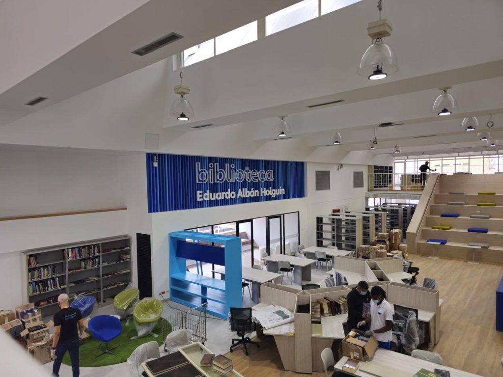 Obra-electrica-en-espacio-publico-educativo-Biblioteca-Eduardo-Alban-Holguin
