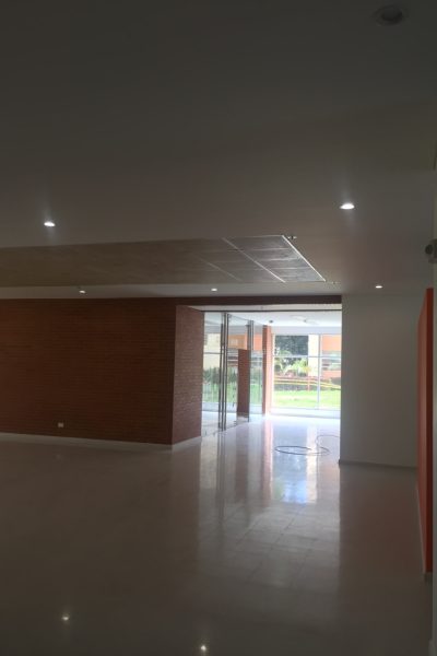 Instalación eléctrica especializada en laboratorio universitario – UDCA Bogotá 2