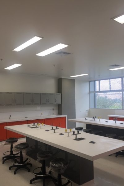 Instalación eléctrica especializada en laboratorio universitario – UDCA Bogotá