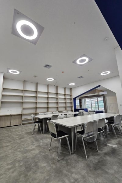 Instalación eléctrica y adecuación de iluminación en biblioteca institucional moderna – Proyecto Biblioteca Eduardo Albán Holguín